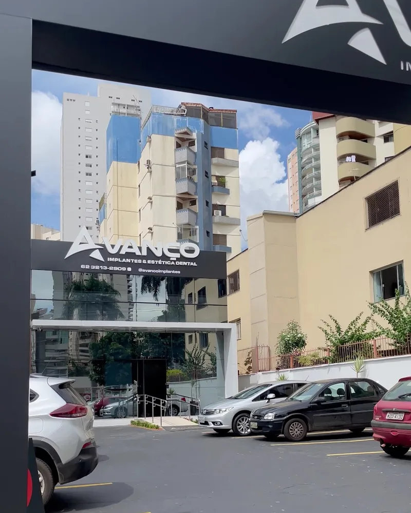 Entrada da clínica vista da área em frente
