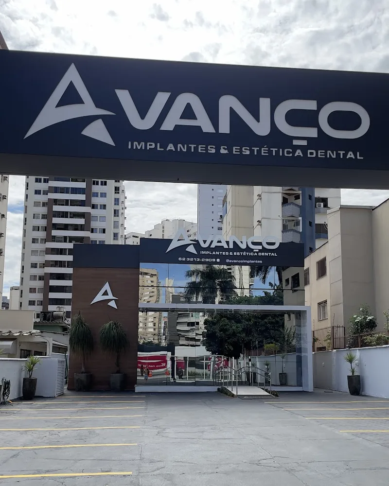 Fachada da Avanço Implantes & Estética Dental durante o dia