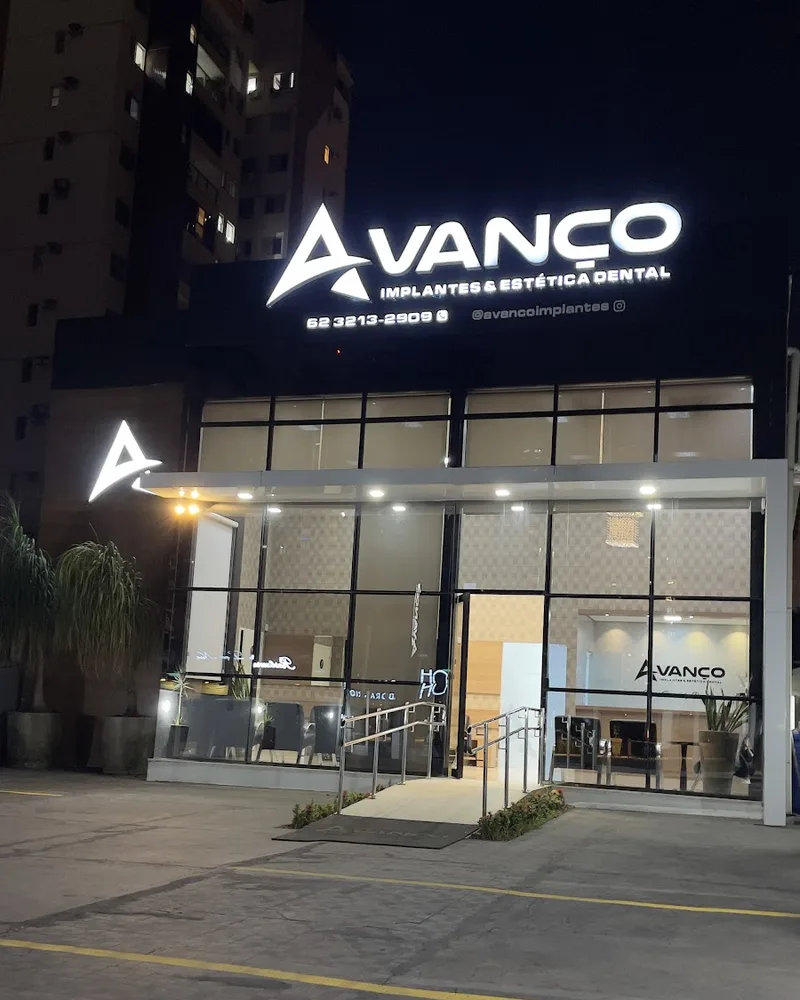 Fachada iluminada da clínica à noite