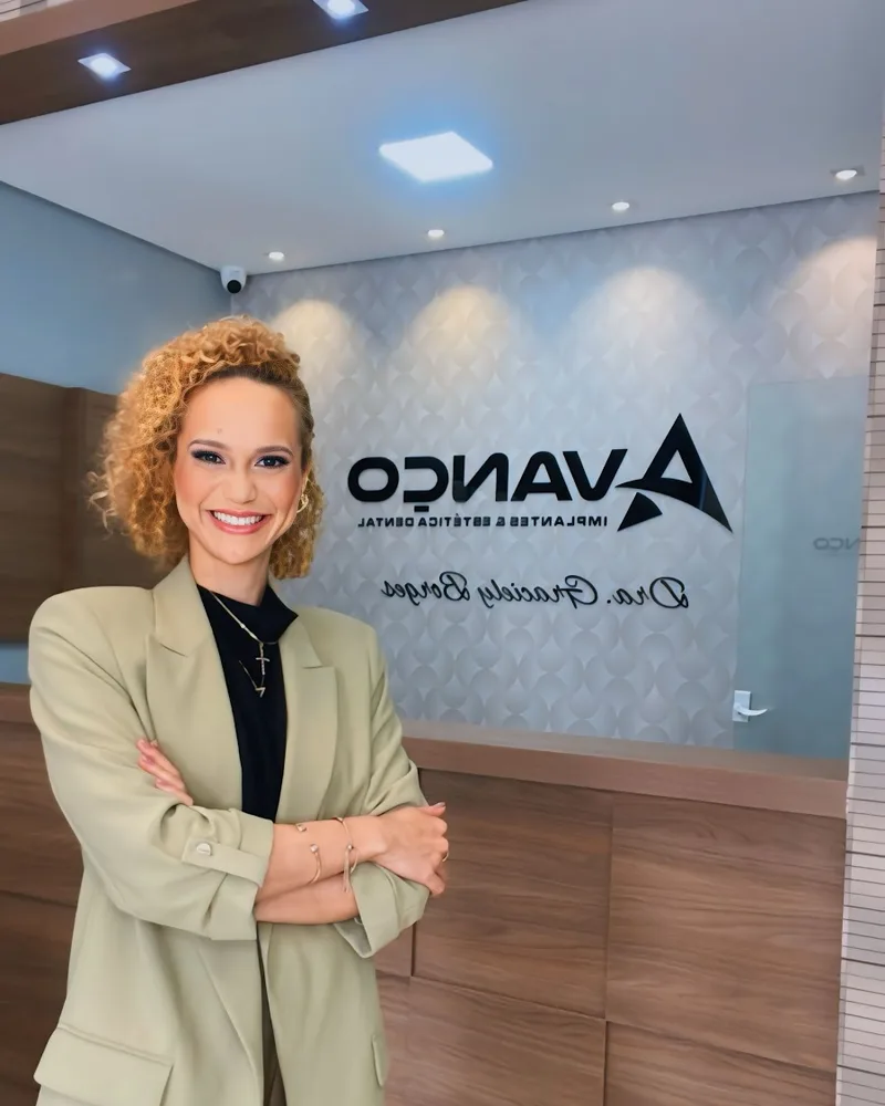 Recepção com a marca Avanço na parede e a Dra. Graciely Borges